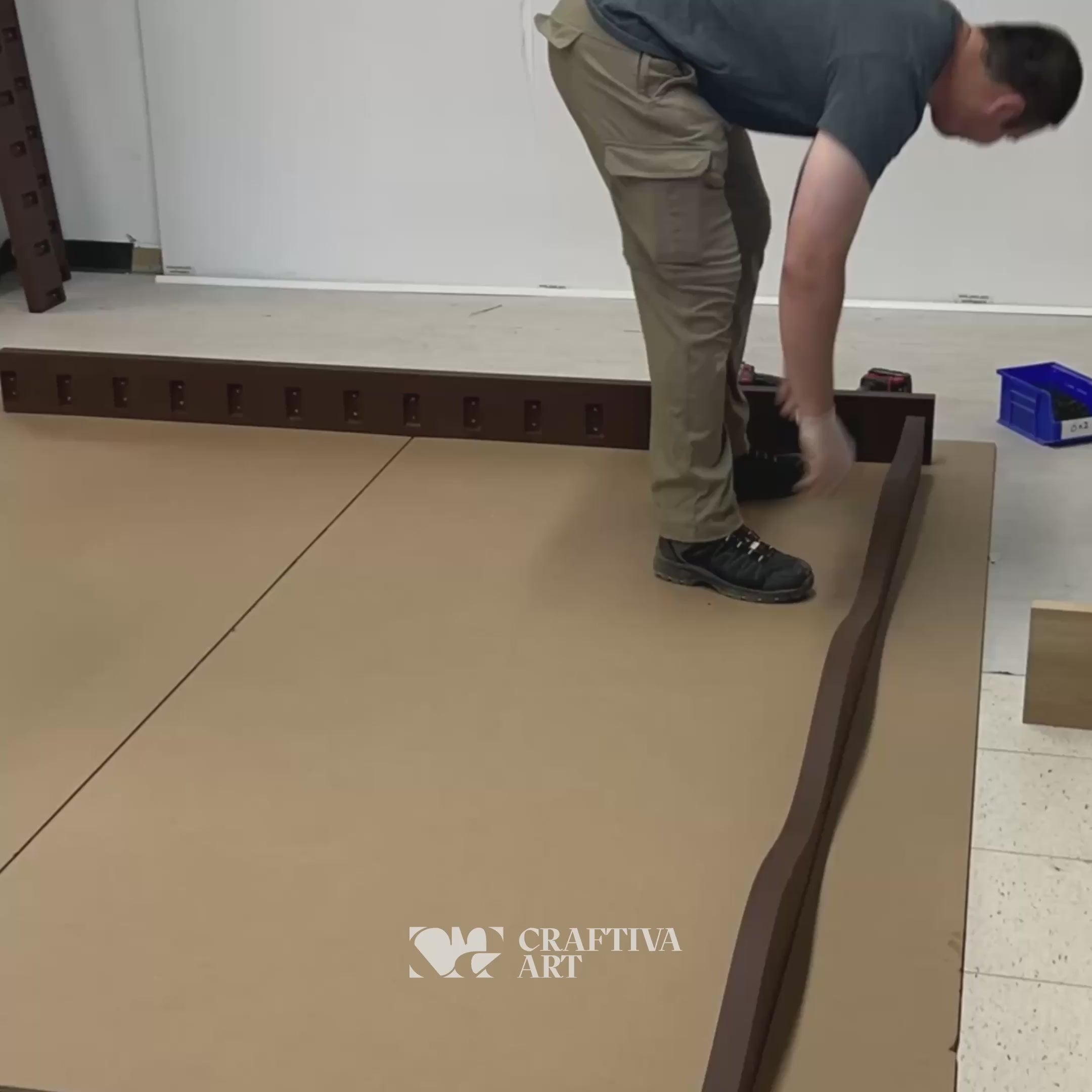 Vom Boden bis zur Decke drehbare Trennwände aus Holzlamellen